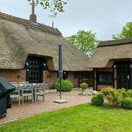 1870 Thatched With Sauna At Jade Bay