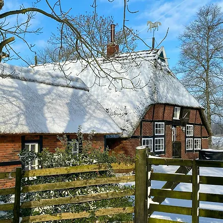 1870 Thatched With Sauna At Jade Bay
